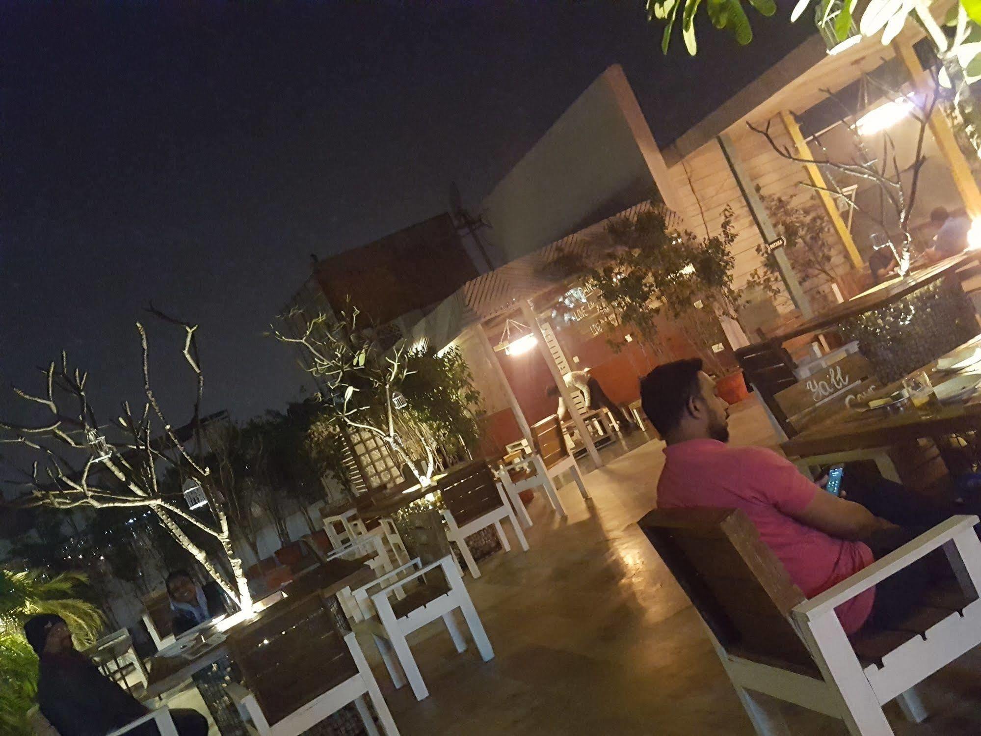 The White Klove New Delhi Exteriör bild