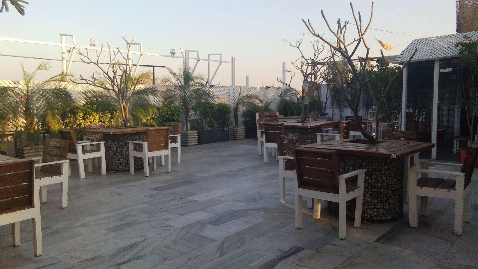The White Klove New Delhi Exteriör bild