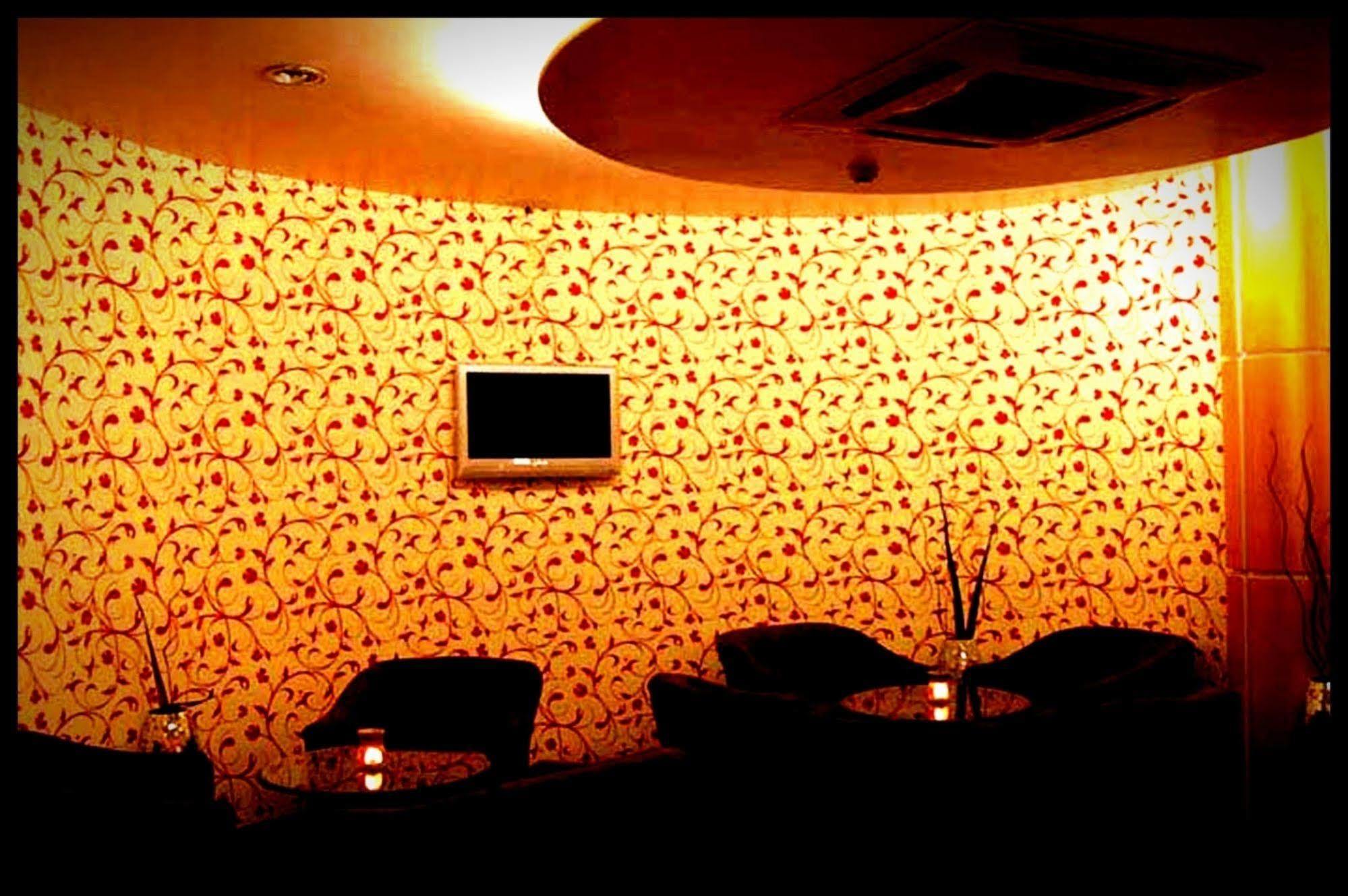 The White Klove New Delhi Exteriör bild